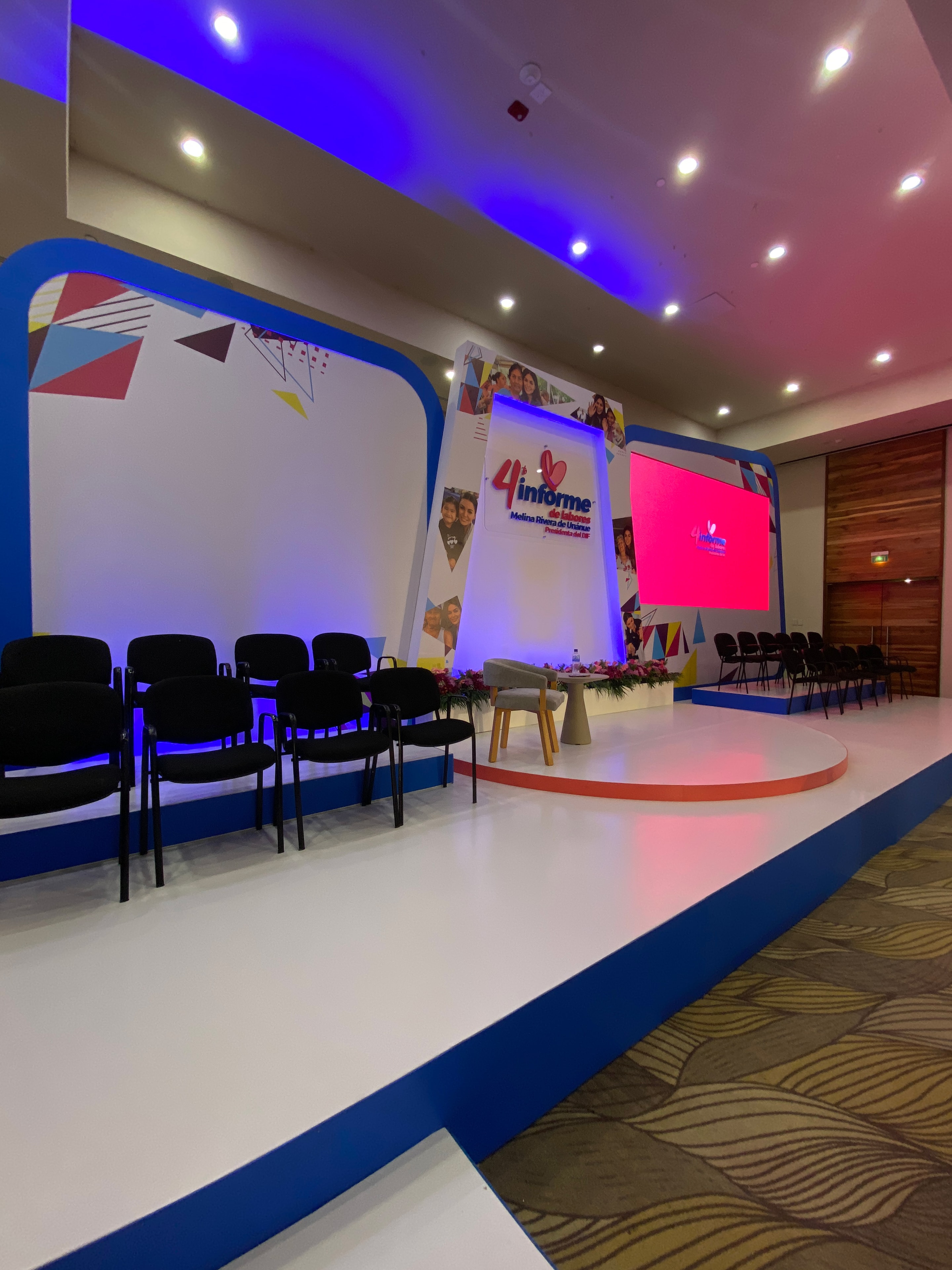 Escenario corporativo con pantalla LED